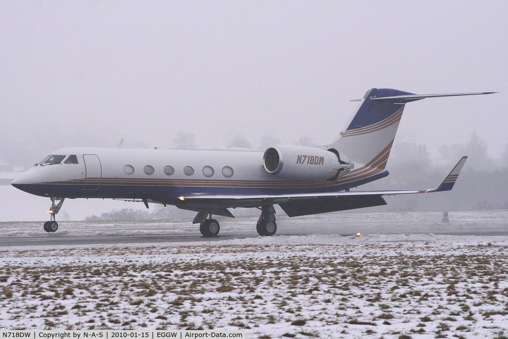 N718DW, 2001 Gulfstream Aerospace G-IV C/N 1442, Just arrived to a dull Luton