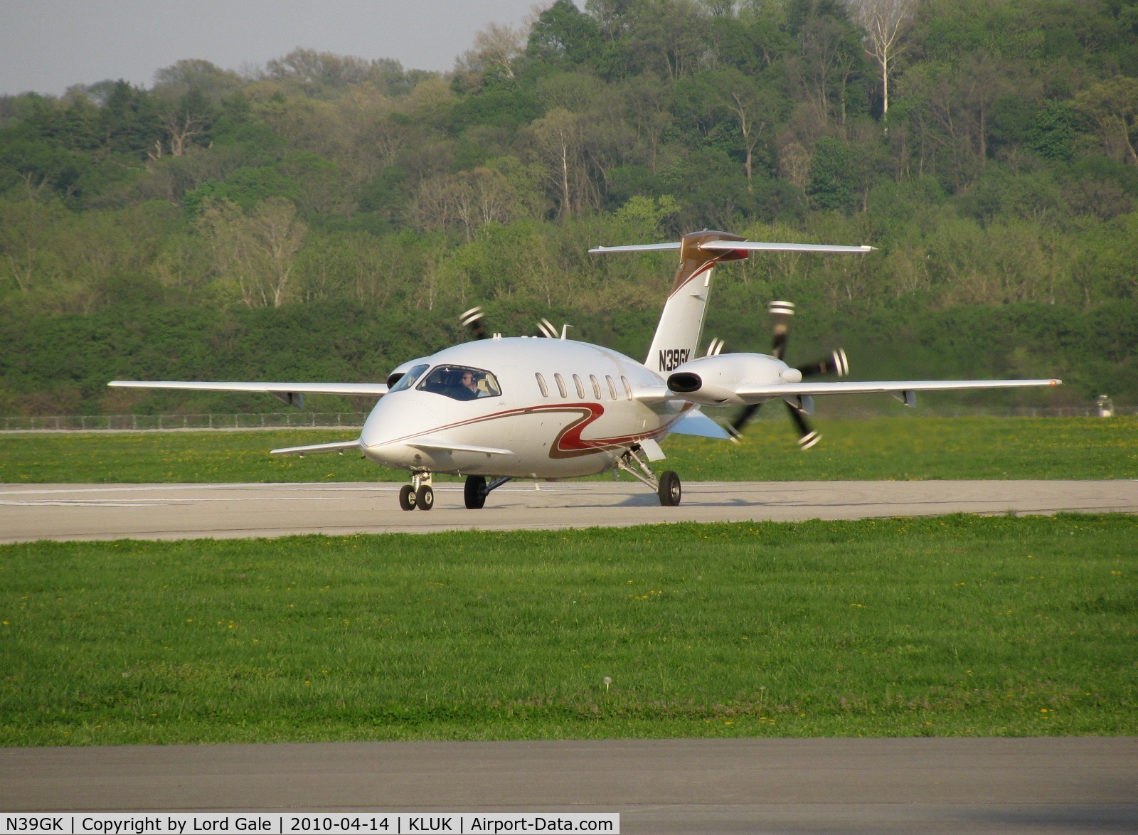N39GK, 2000 Piaggio P-180 Avanti C/N 1039, One of only two non-Avantair catfish I've photographed. Another Lunken 