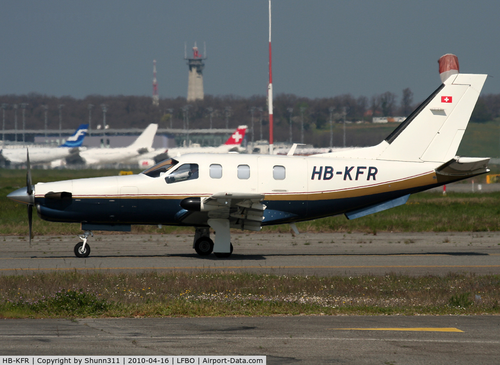 HB-KFR, 2001 Socata TBM-700 C/N 195, Taxiing for departure...