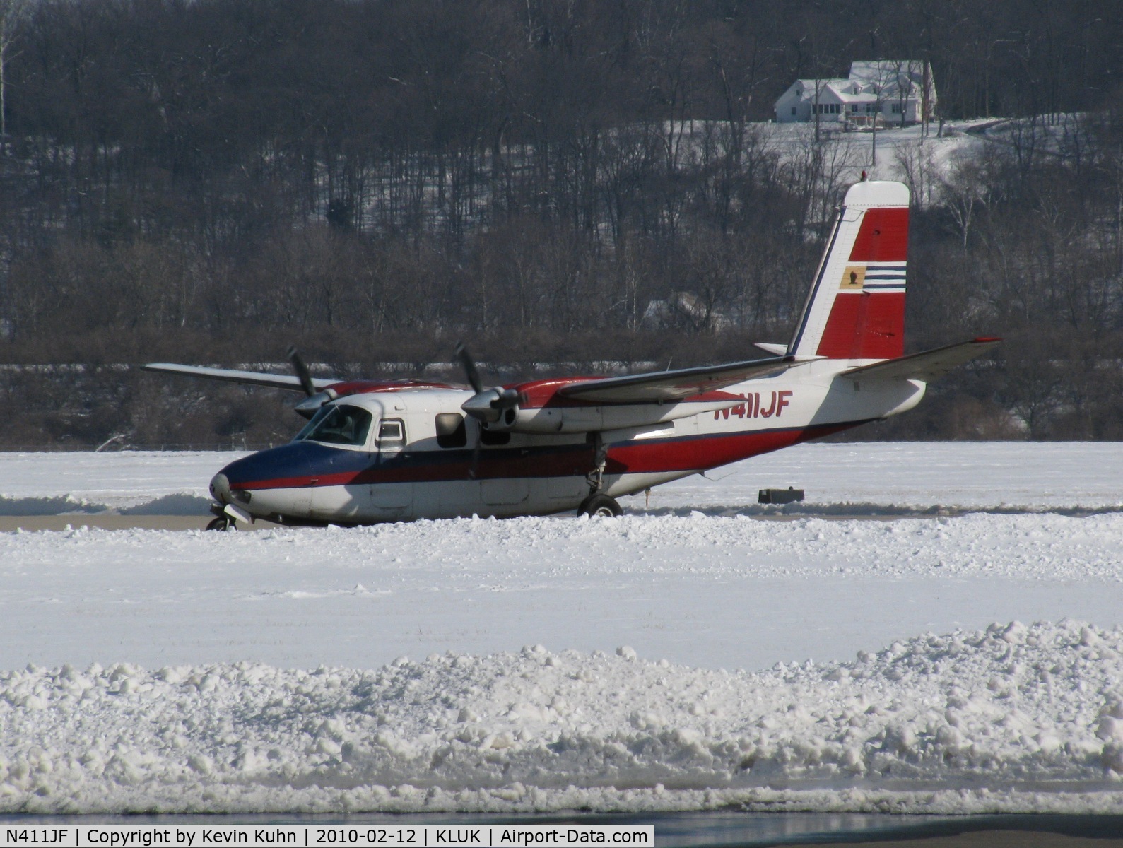 N411JF, Aero Commander 500-B C/N 500B-1014-35, Arriving at a snowy Lunken
