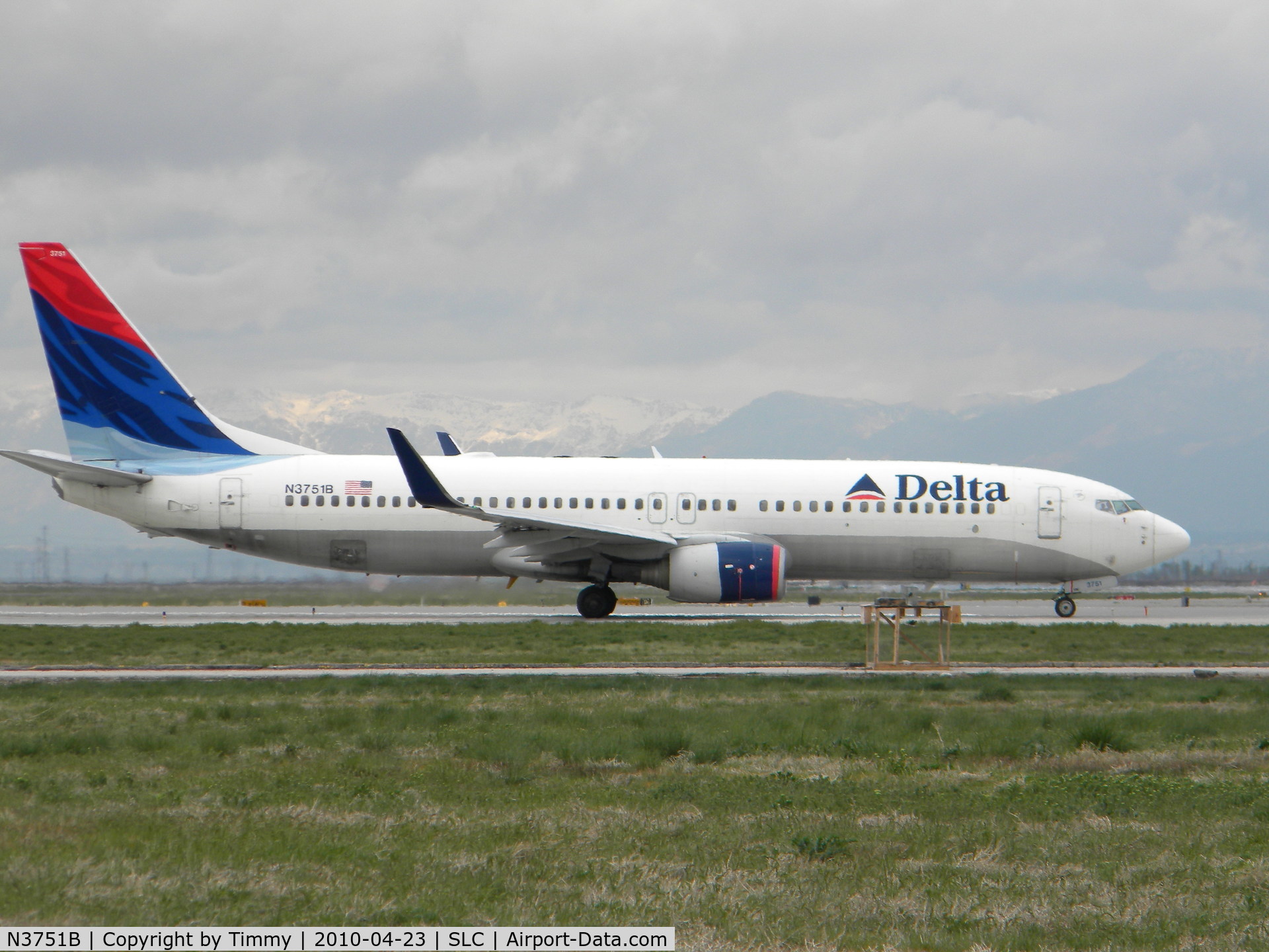 N3751B, 2001 Boeing 737-832 C/N 30491, It is taxiing at Salt Lake City Intl airport, ready to takeoff.