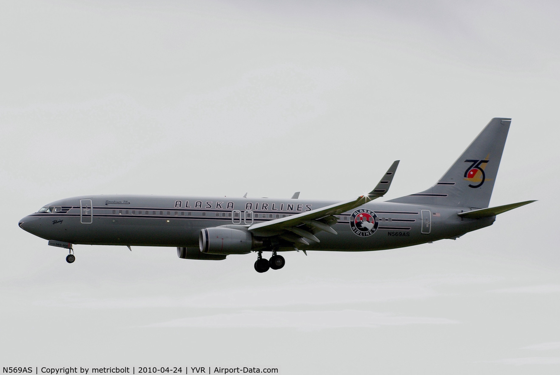 N569AS, 2007 Boeing 737-890 C/N 35184, Landing at YVR