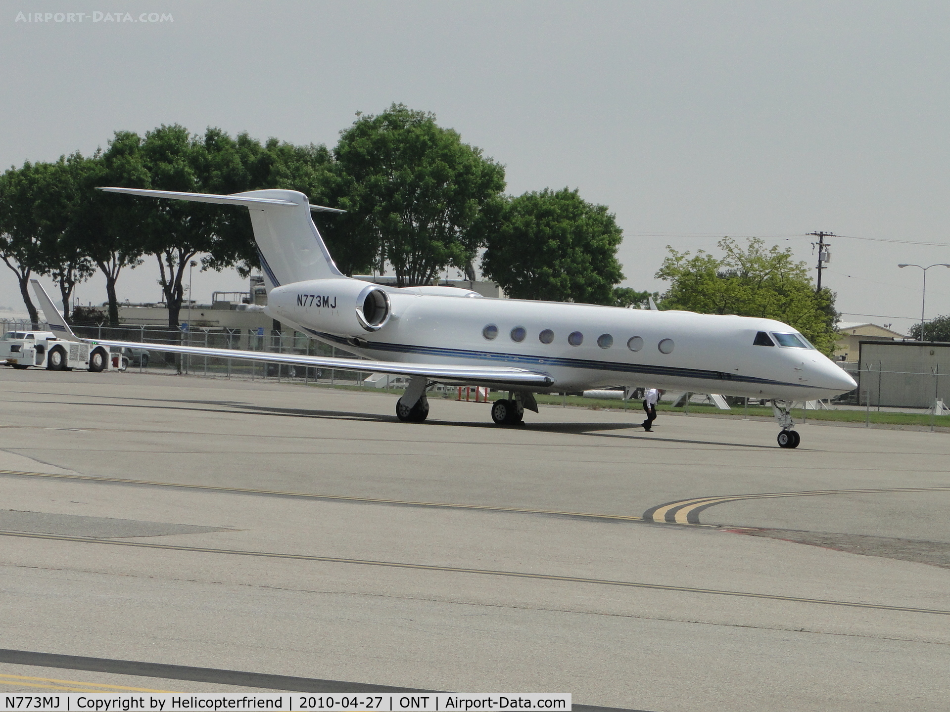 N773MJ, 2009 Gulfstream Aerospace GV-SP (G550) C/N 5232, Taxiing to parking space