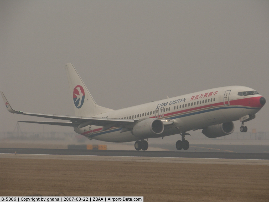 B-5086, 2005 Boeing 737-89P C/N 32800, Wheels just leaving chinese ground.