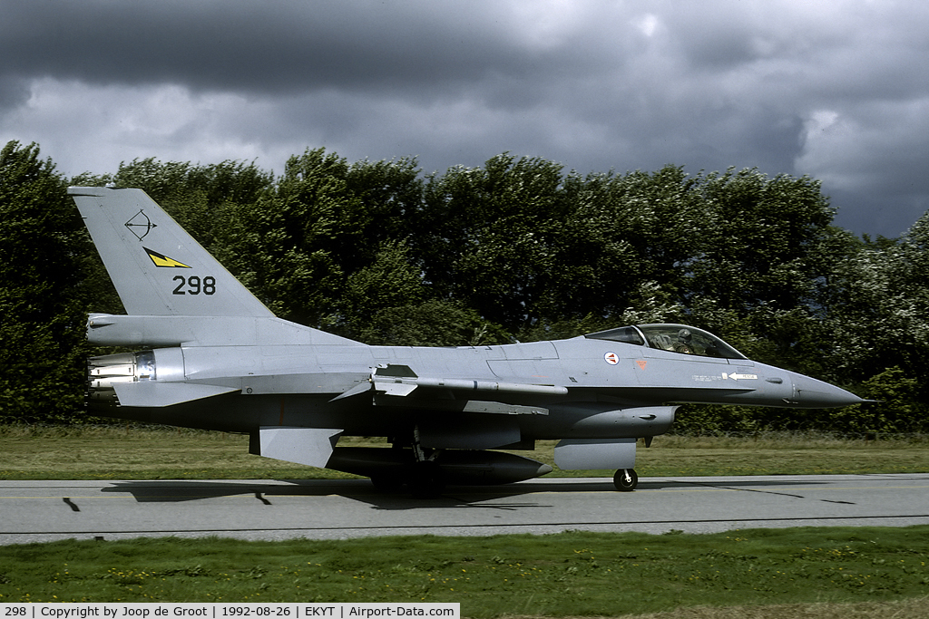 298, General Dynamics F-16AM Fighting Falcon C/N 6K-27, after the TFW mission we could catch up the Norwegian F-16s on the taxiway back to the shelter area. Nice spot, nice lighting and nice aircraft!