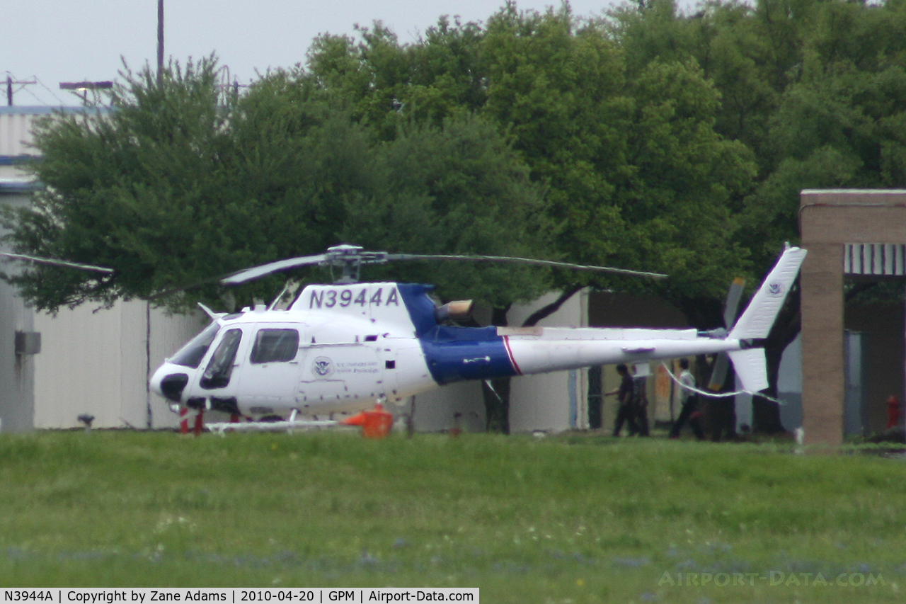 N3944A, Aerospatiale AS-350B-3 Ecureuil C/N 4669, At Grand Prairie Municpal