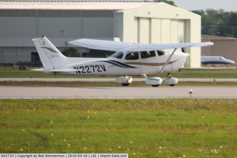 N2272V, 2000 Cessna 172R C/N 17280839, Departing Lakeland, FL during Sun N Fun 2010