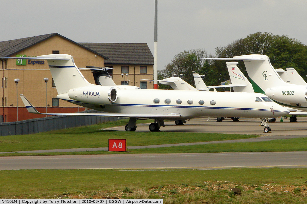 N410LM, 1999 Gulfstream Aerospace G-V C/N 578, Gulf V at Luton