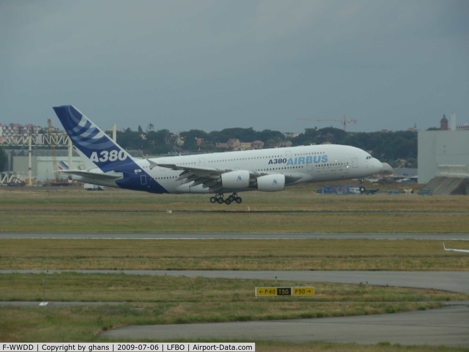 F-WWDD, 2005 Airbus A380-861 C/N 004, A few seconds before landing after another testflight.