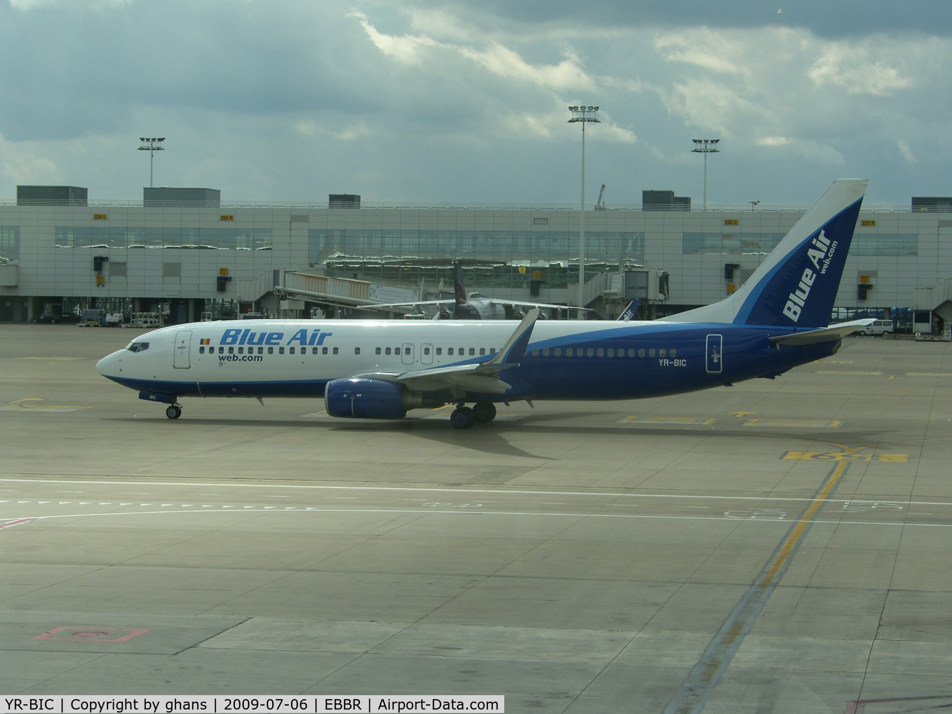 YR-BIC, 2004 Boeing 737-8BK C/N 33019, A different colorscheme for this Blue Air