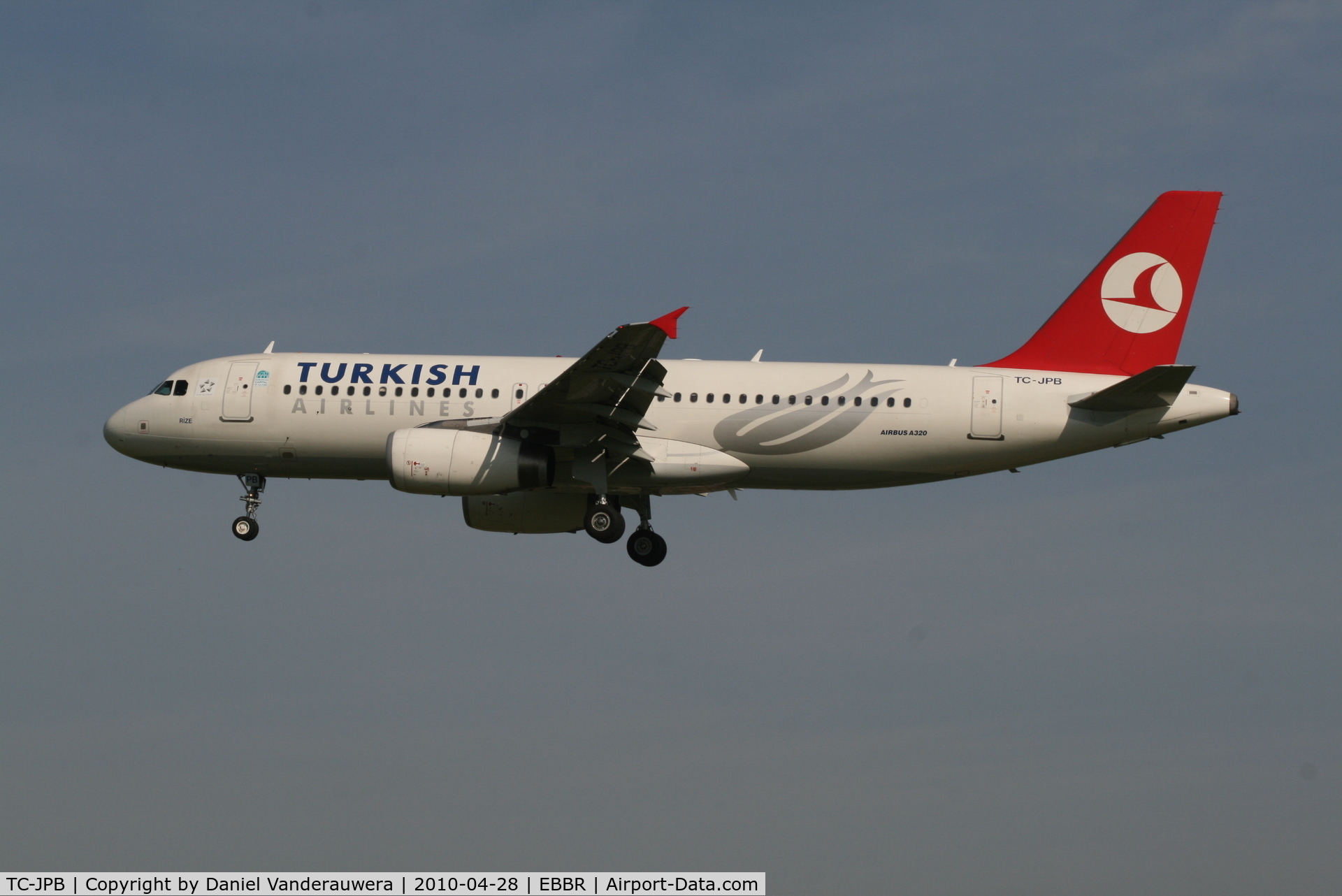 TC-JPB, 2005 Airbus A320-232 C/N 2626, Arrival of flight TK1937 to RWY 25L