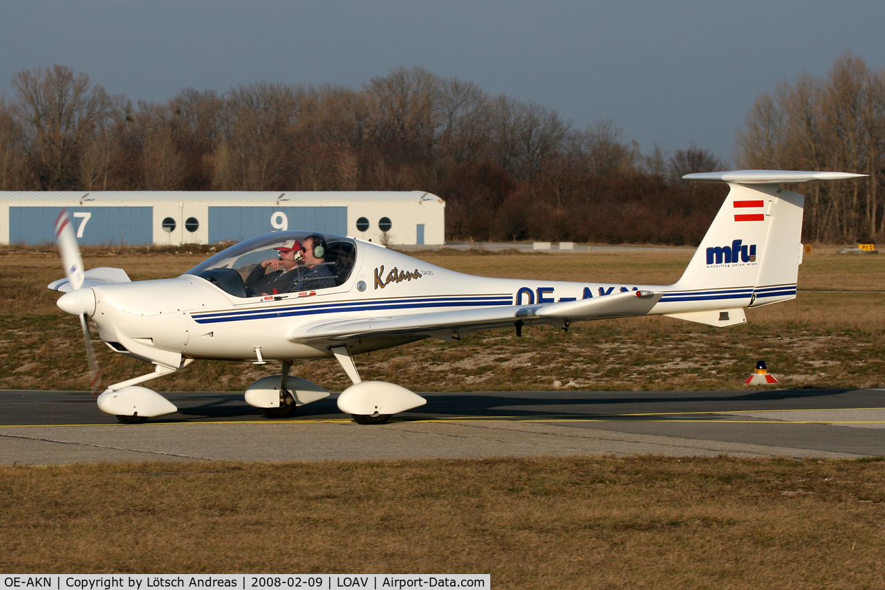 OE-AKN, Diamond DA-20A-1 Katana C/N 10172, taxi to hangars