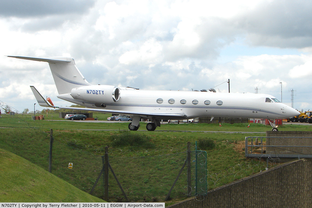 N702TY, 2000 Gulfstream Aerospace G-V C/N 621, 2000 Gulfstream Aerospace G-V at Luton