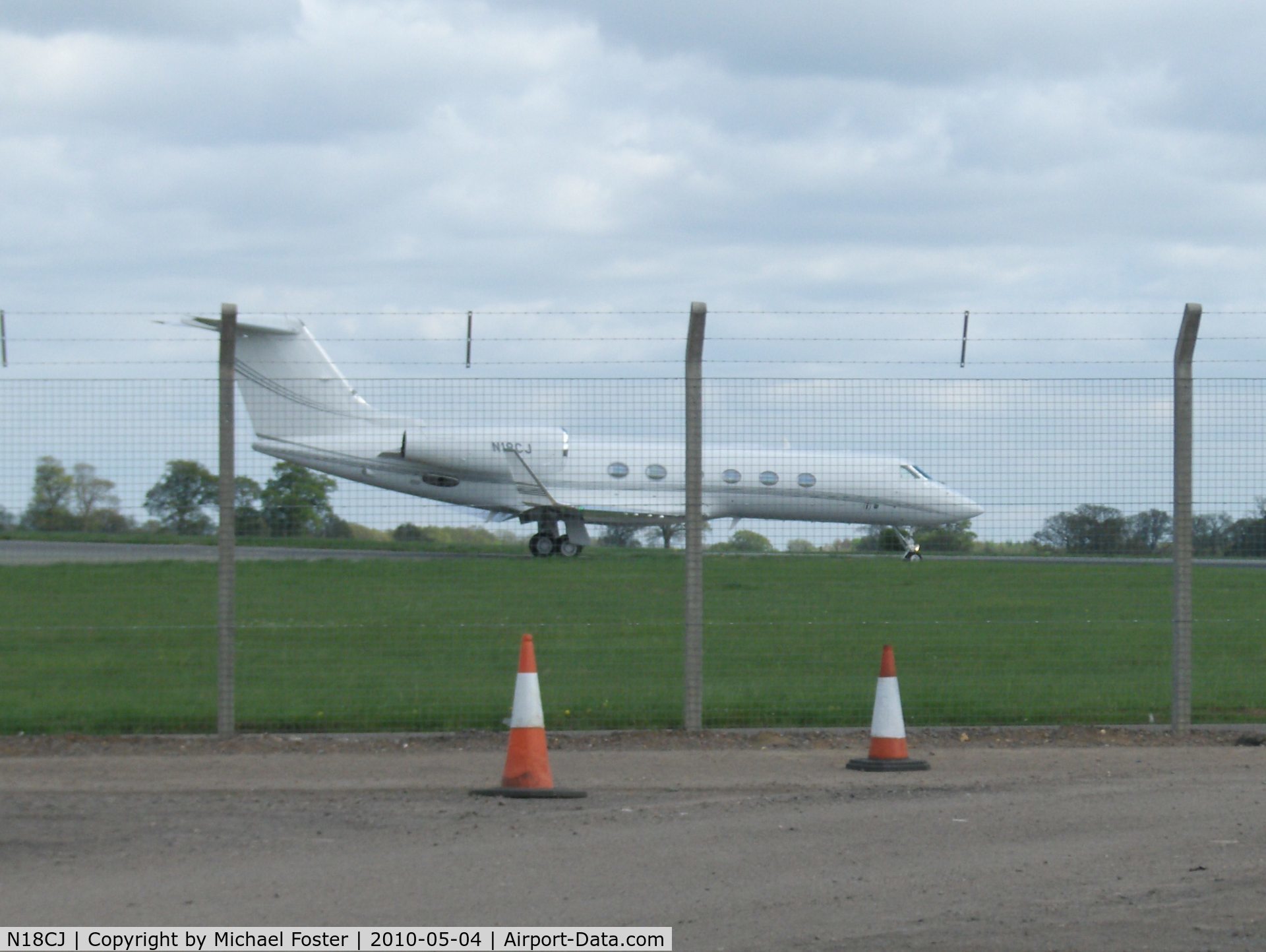 N18CJ, 2008 Gulfstream Aerospace GIV-X (G450) C/N 4141, At Luton Airport, waiting.