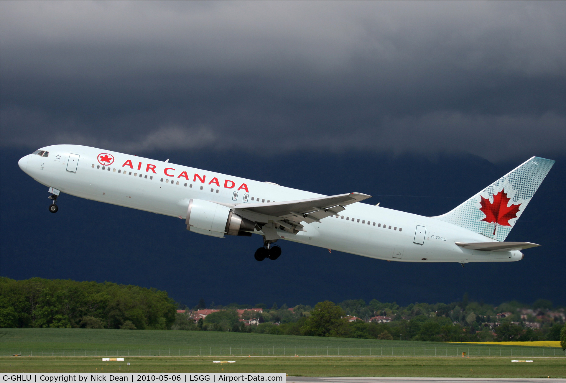 C-GHLU, 2001 Boeing 767-333 C/N 30851, LSGG