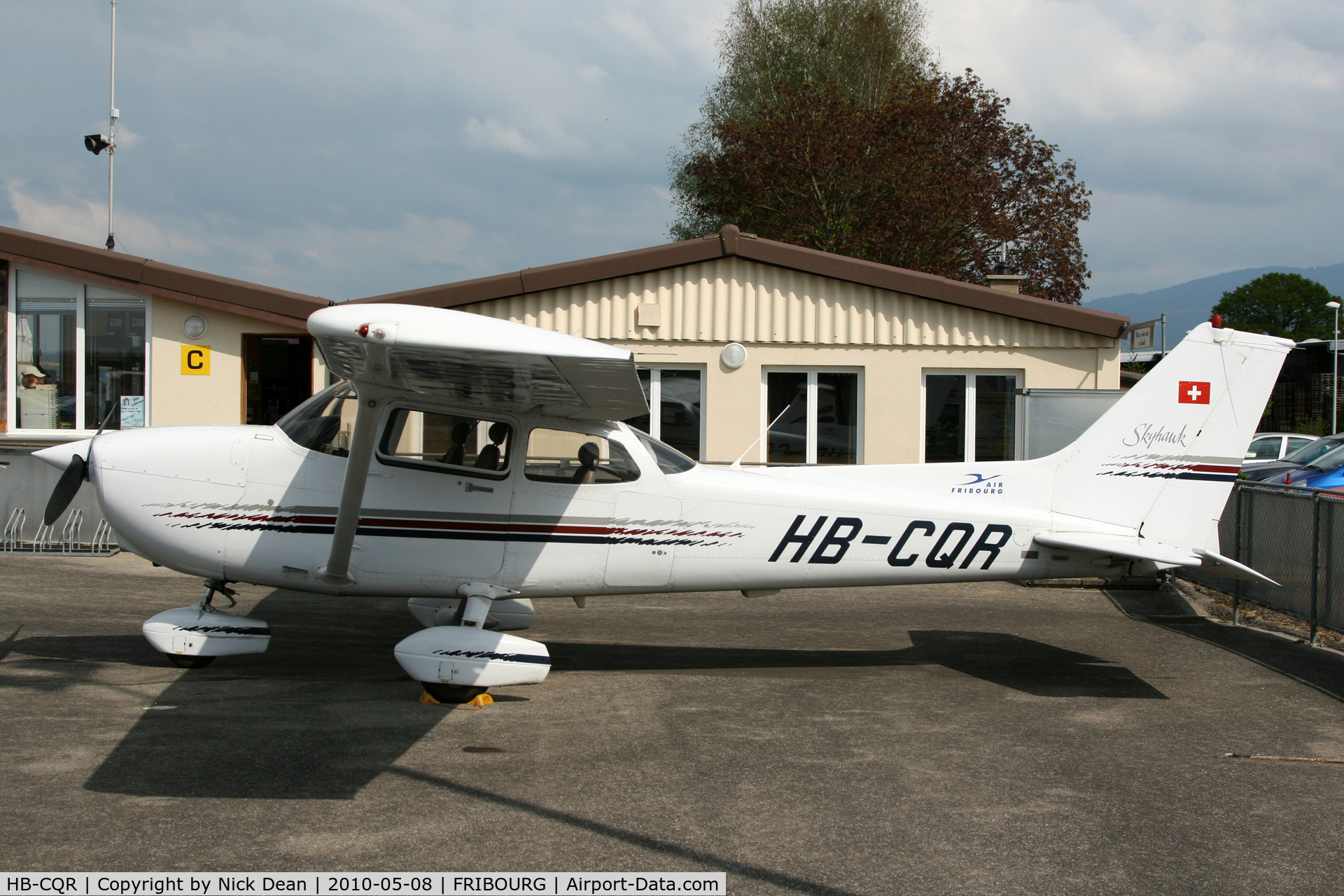 HB-CQR, 1998 Cessna 172R C/N 17280506, Fribourg Airport