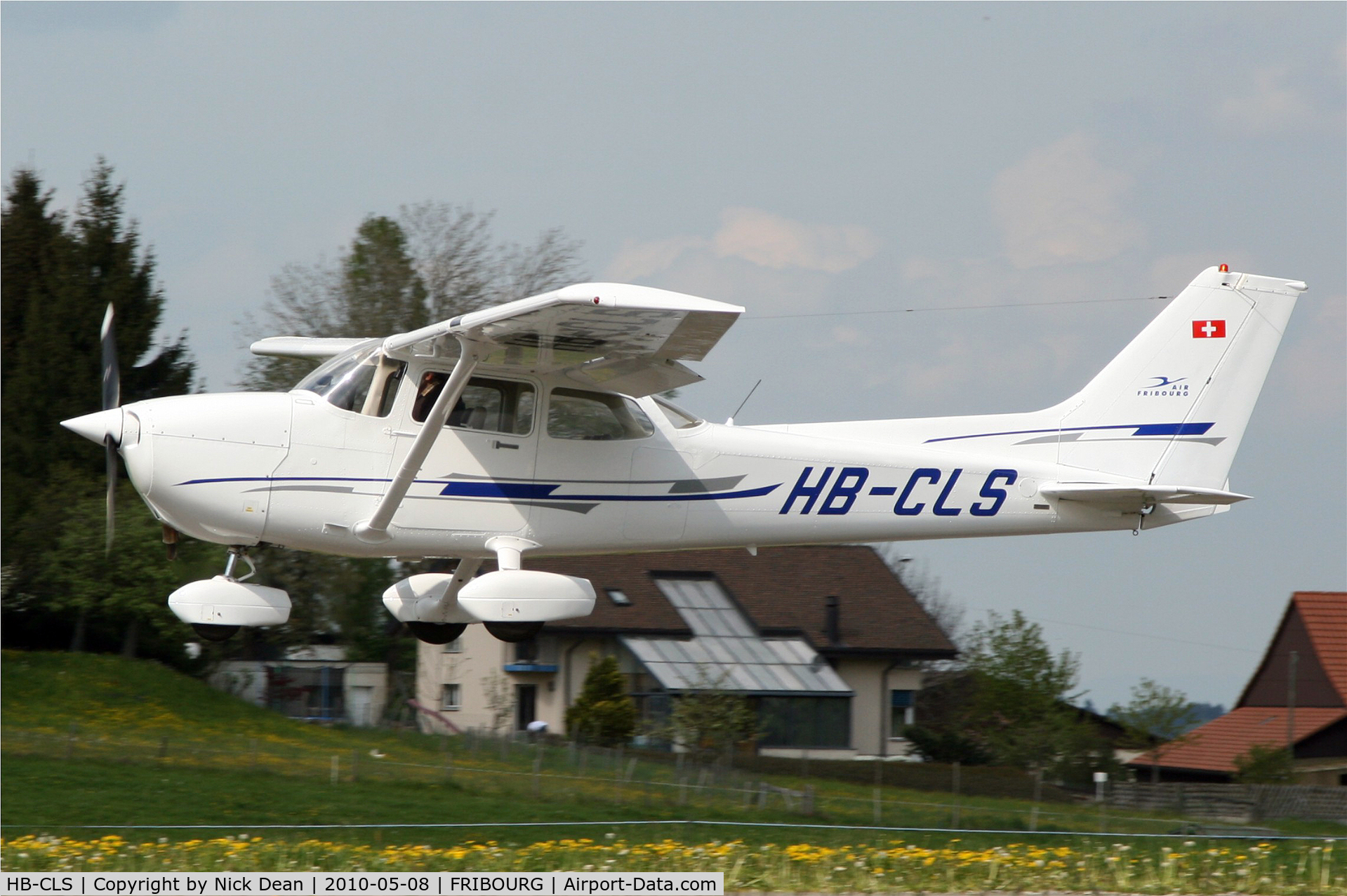 HB-CLS, 1986 Cessna 172P C/N 17276640, Fribourg airport