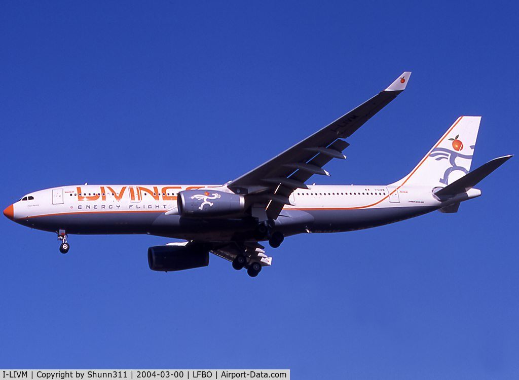 I-LIVM, 2003 Airbus A330-243 C/N 551, Landing rwy 32L