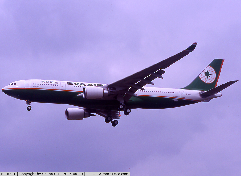 B-16301, 2003 Airbus A330-203 C/N 530, Landing rwy 32L