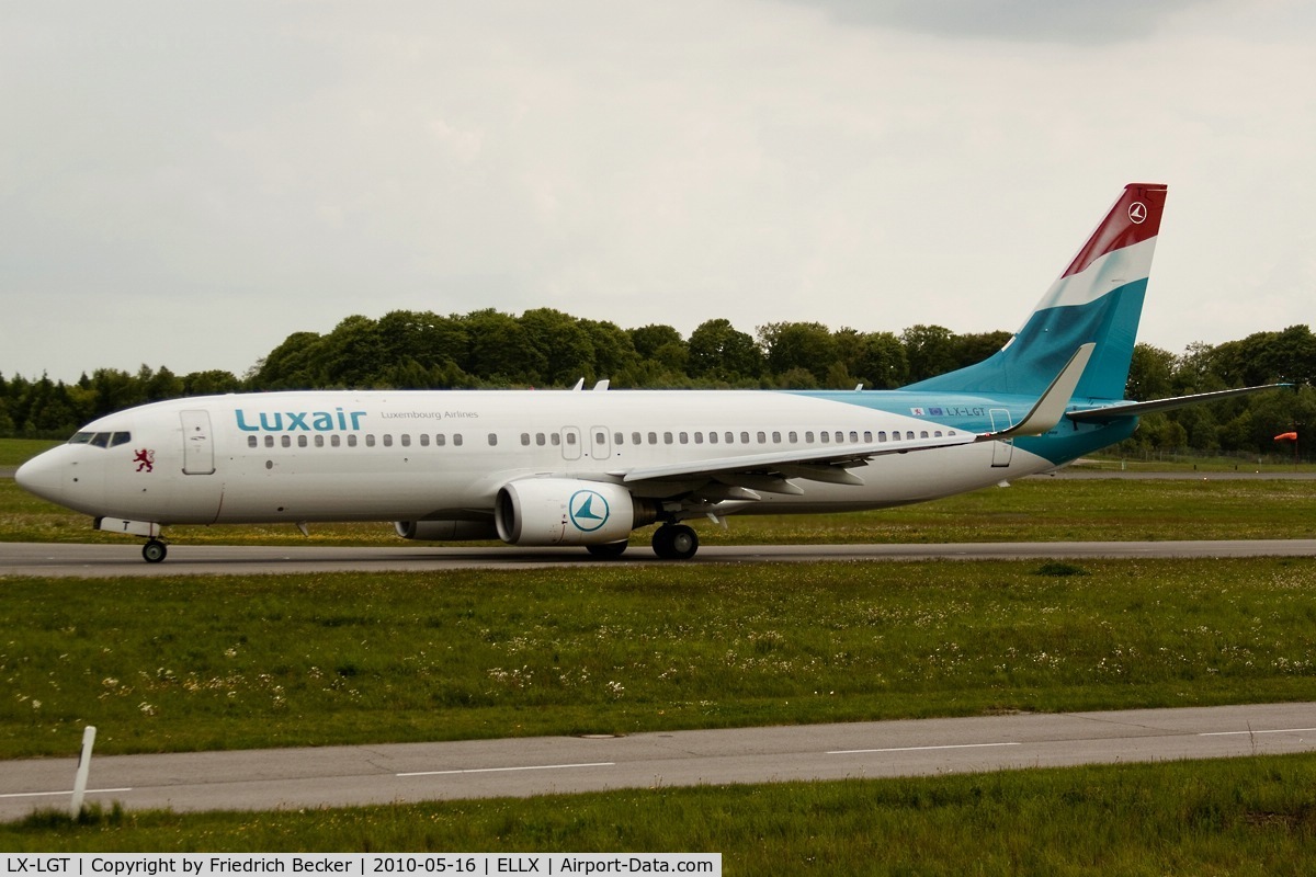 LX-LGT, 2000 Boeing 737-8K5 C/N 28228, taxying to the active
