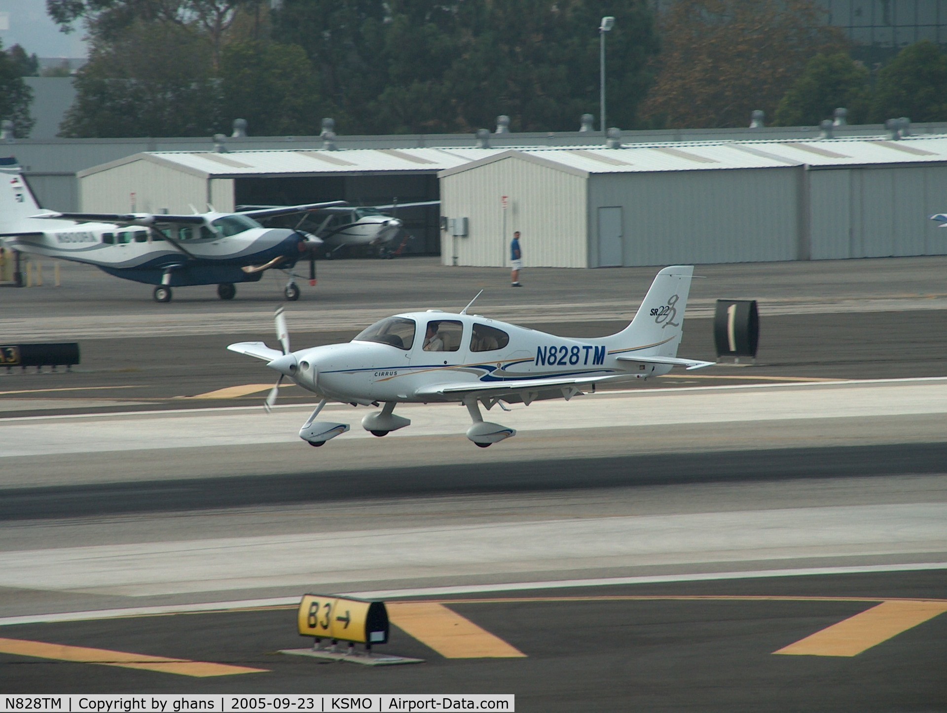 N828TM, 2004 Cirrus SR22 G2 C/N 0943, Landing at rw21