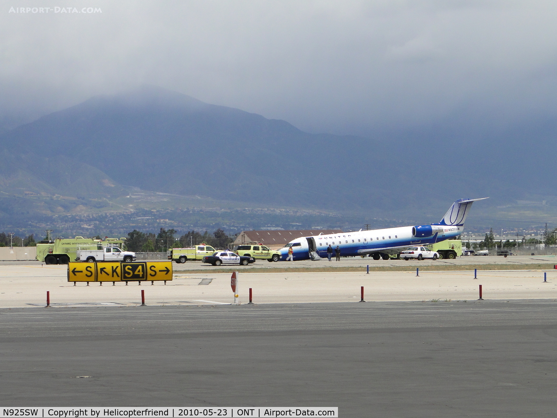 N925SW, 2002 Bombardier CRJ-200LR (CL-600-2B19) C/N 7682, Fire, Police, and Airport personnel surveying the Sky West, United Connection aircraft incident on runway 26L