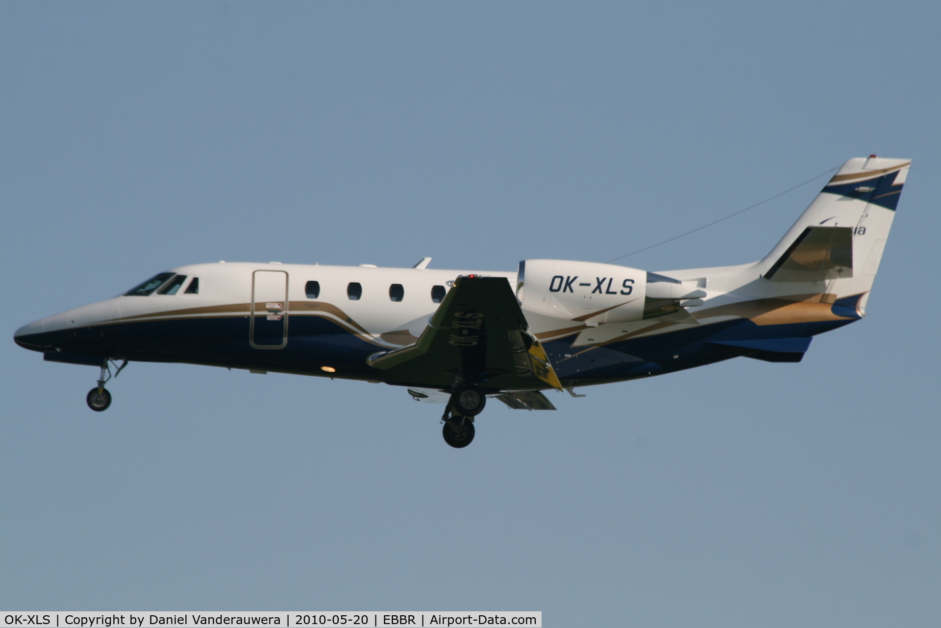 OK-XLS, 2010 Cessna 560XL Citation XLS+ C/N 560-6060, Arrival to RWY 25L