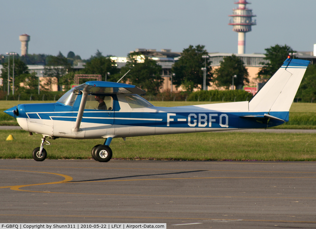 F-GBFQ, Reims F152 C/N 1488, Taxiing to the General Aviation...