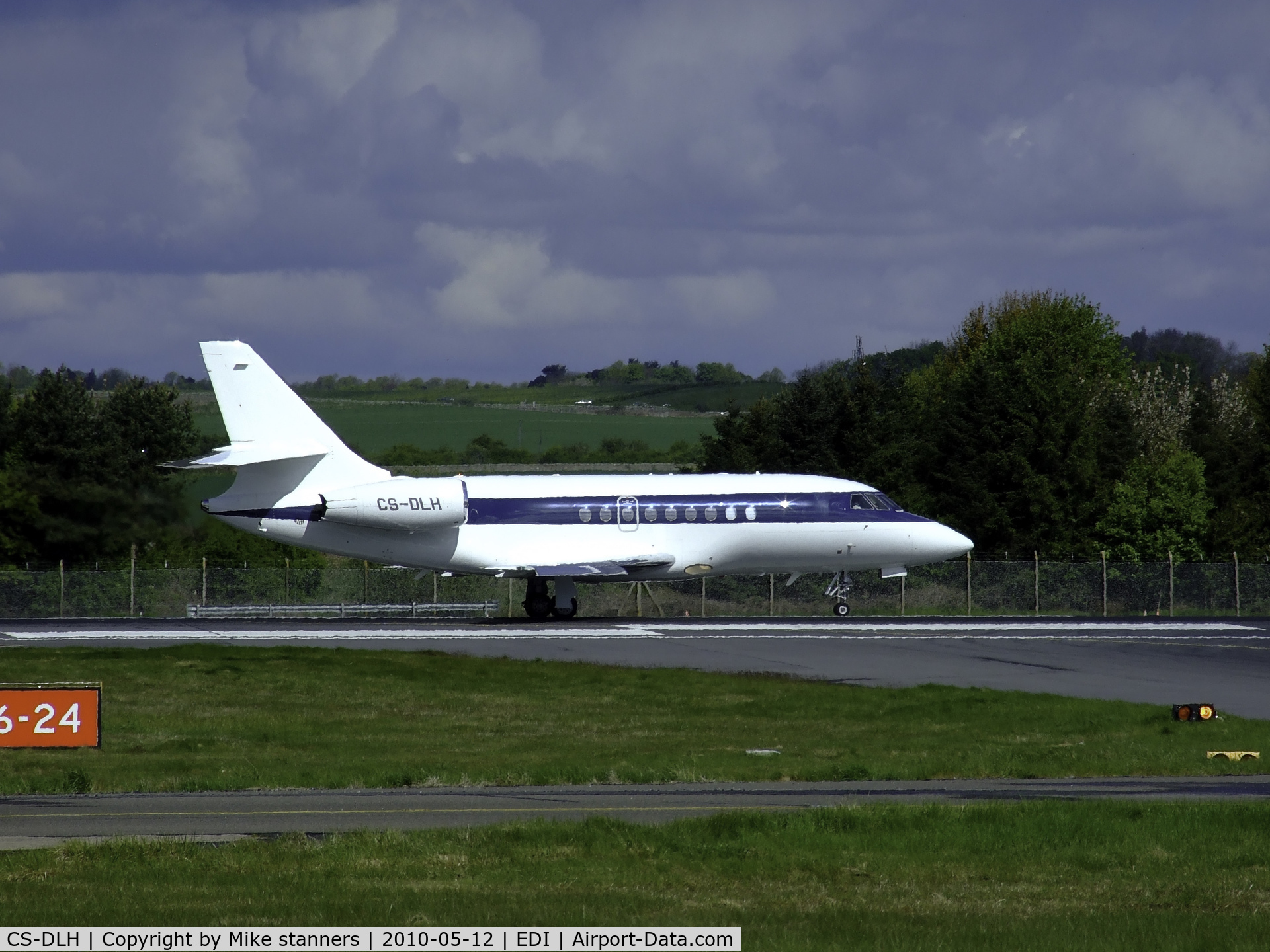 CS-DLH, 2007 Dassault Falcon 2000EX C/N 149, Netjets Falcon 2000EX Lined halfway up runway 06
