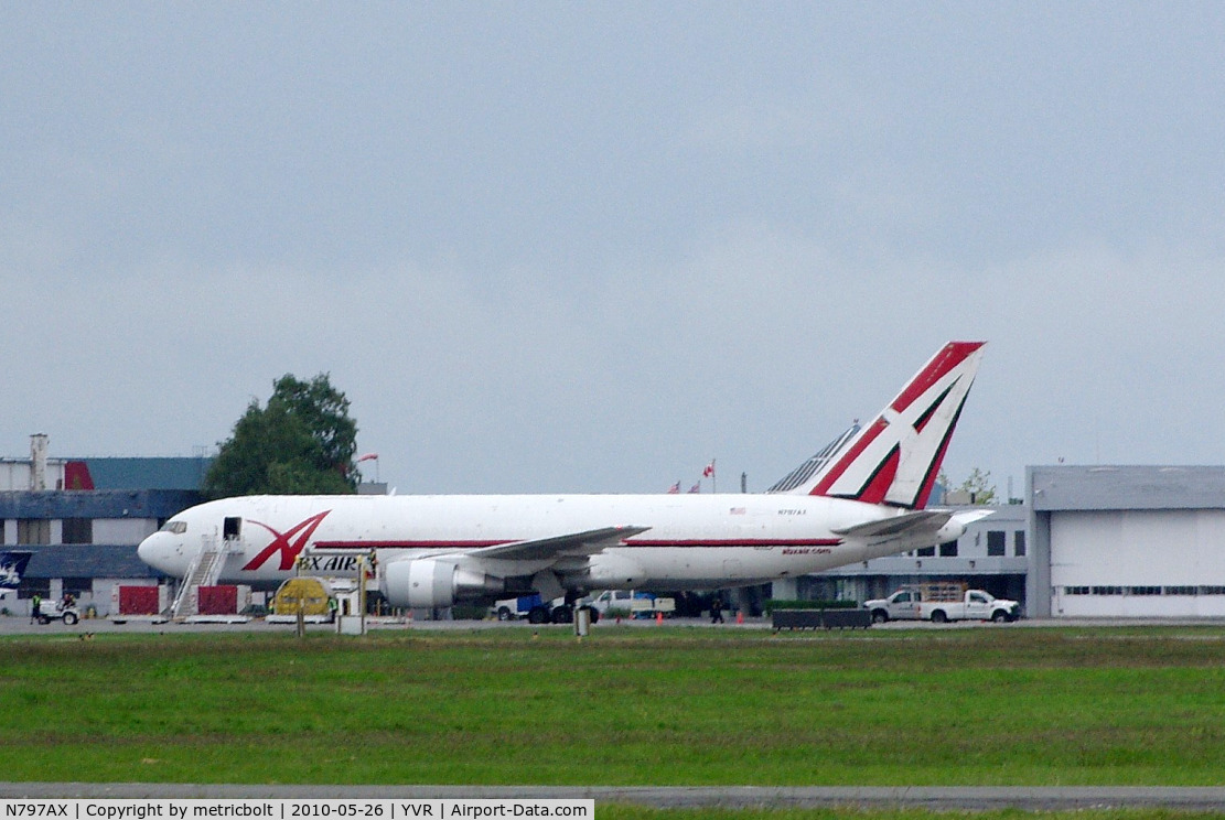 N797AX, 1985 Boeing 767-281 C/N 23147, Unloading cargo at YVR