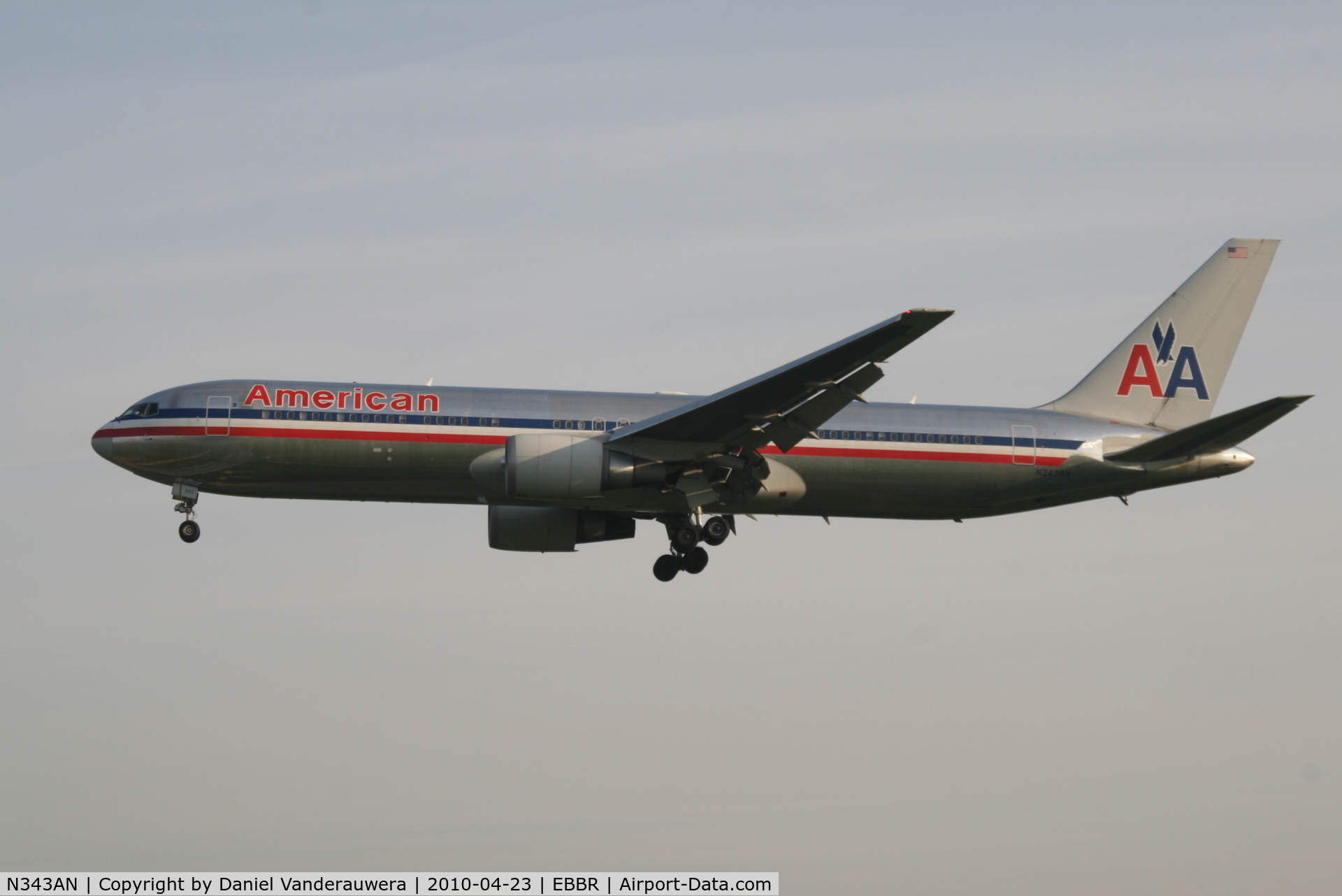 N343AN, 2003 Boeing 767-323 C/N 33082, Arrival of flight AA088 to RWY 25L