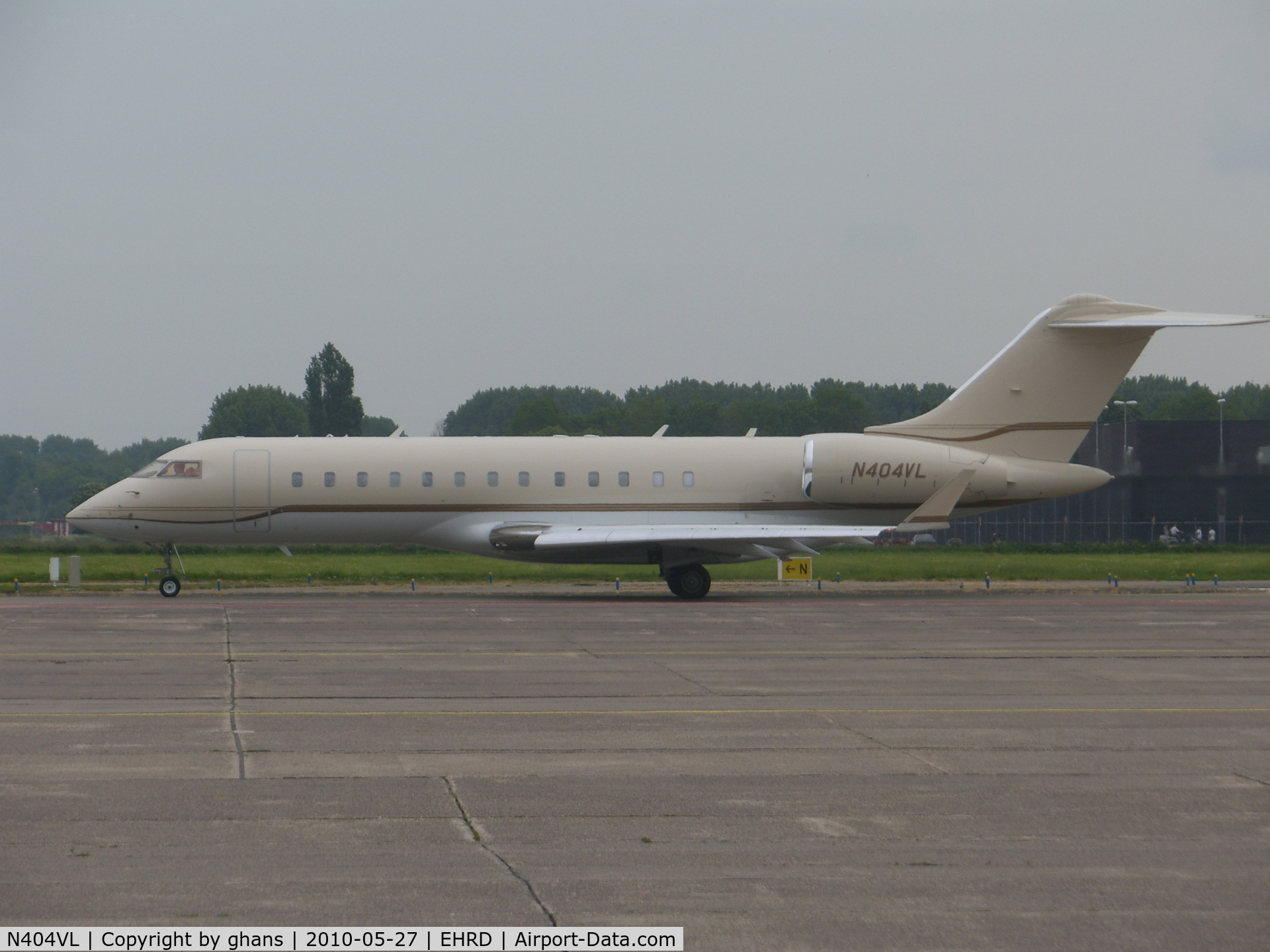 N404VL, 2001 Bombardier BD-700-1A11 Global Express C/N 9085, Taxiing to rw06