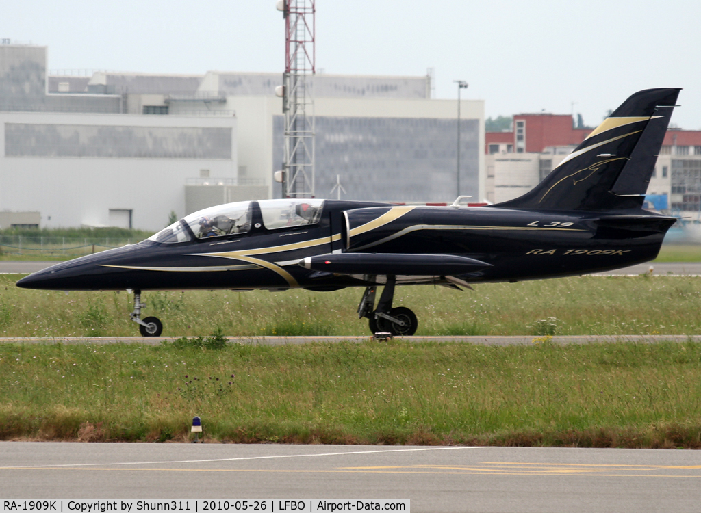 RA-1909K, Aero L-39C Albatros C/N 432936, Taxiing holding point rwy 32R for departure...