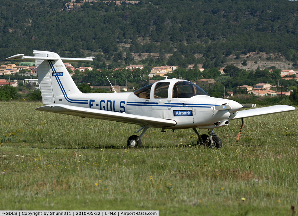 F-GDLS, Piper PA-38-112 Tomahawk Tomahawk C/N 3880A0093, Parked on the grass