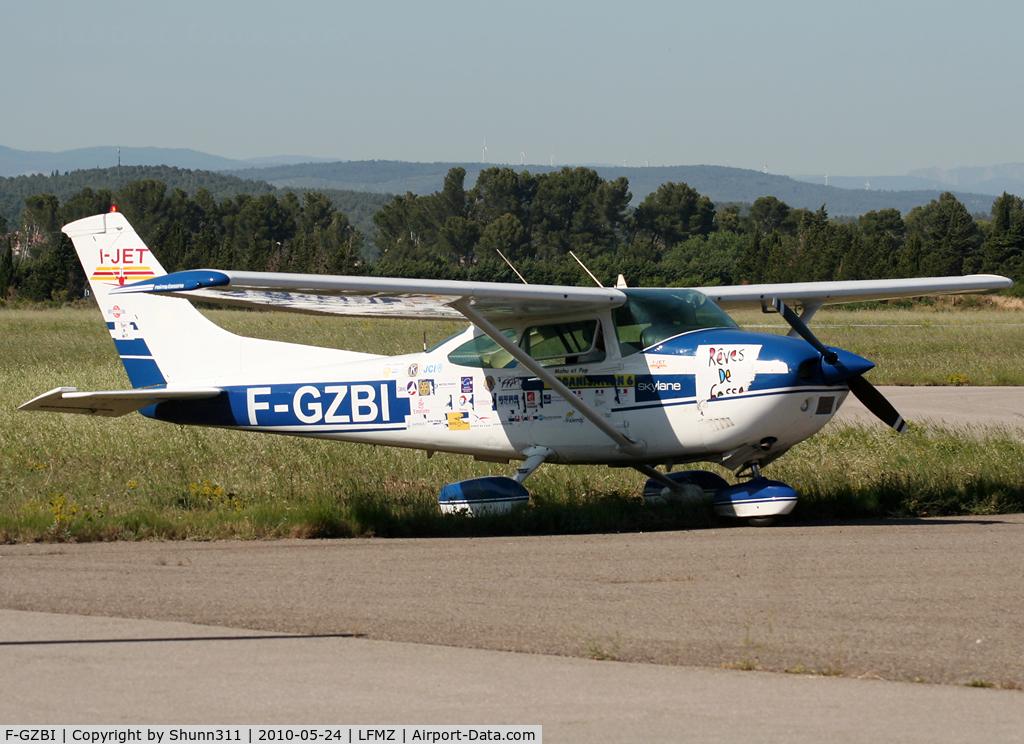 F-GZBI, 1977 Reims F182Q C/N F1820062, Parked in the grass with the same c/s as the Beech Baron F-GFAU...