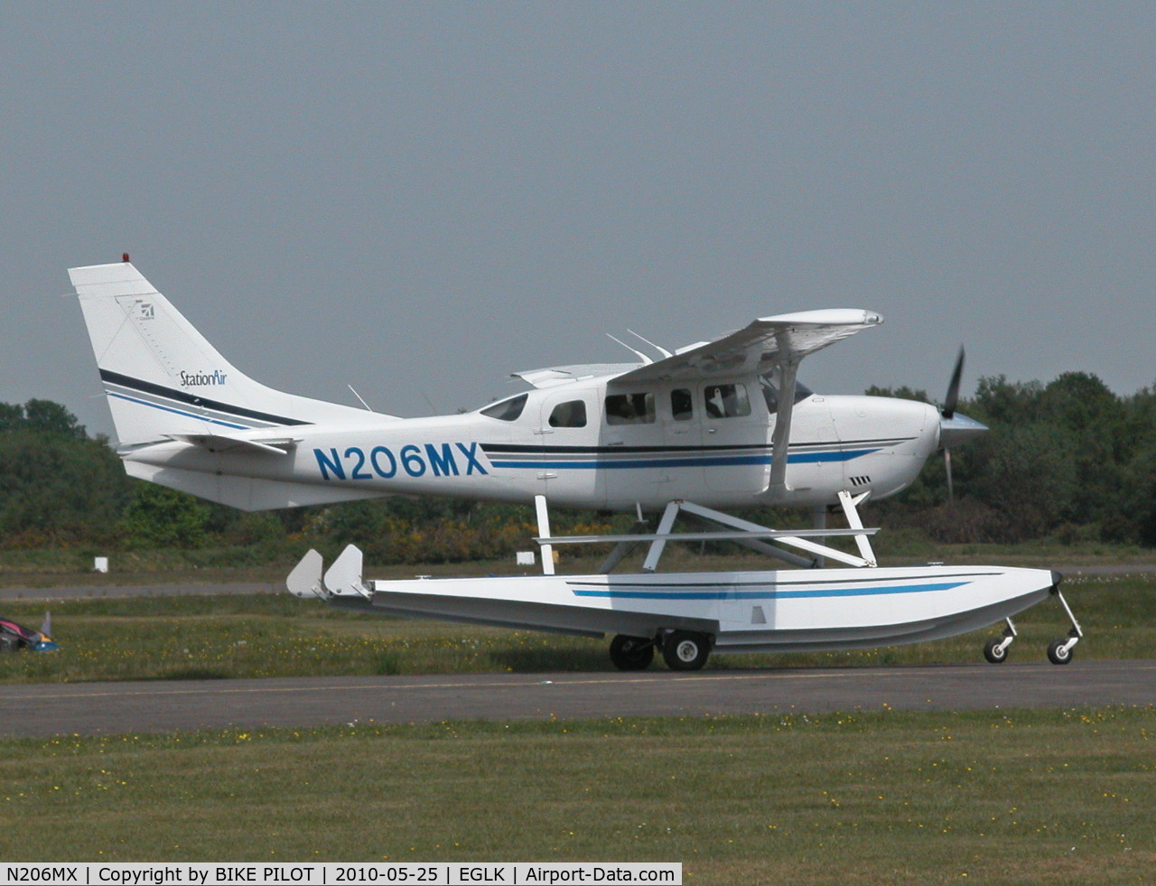 N206MX, 2001 Cessna 206H Stationair C/N 20608149, NICE VISITOR TAXYING FROM ITS PARKING SPOT