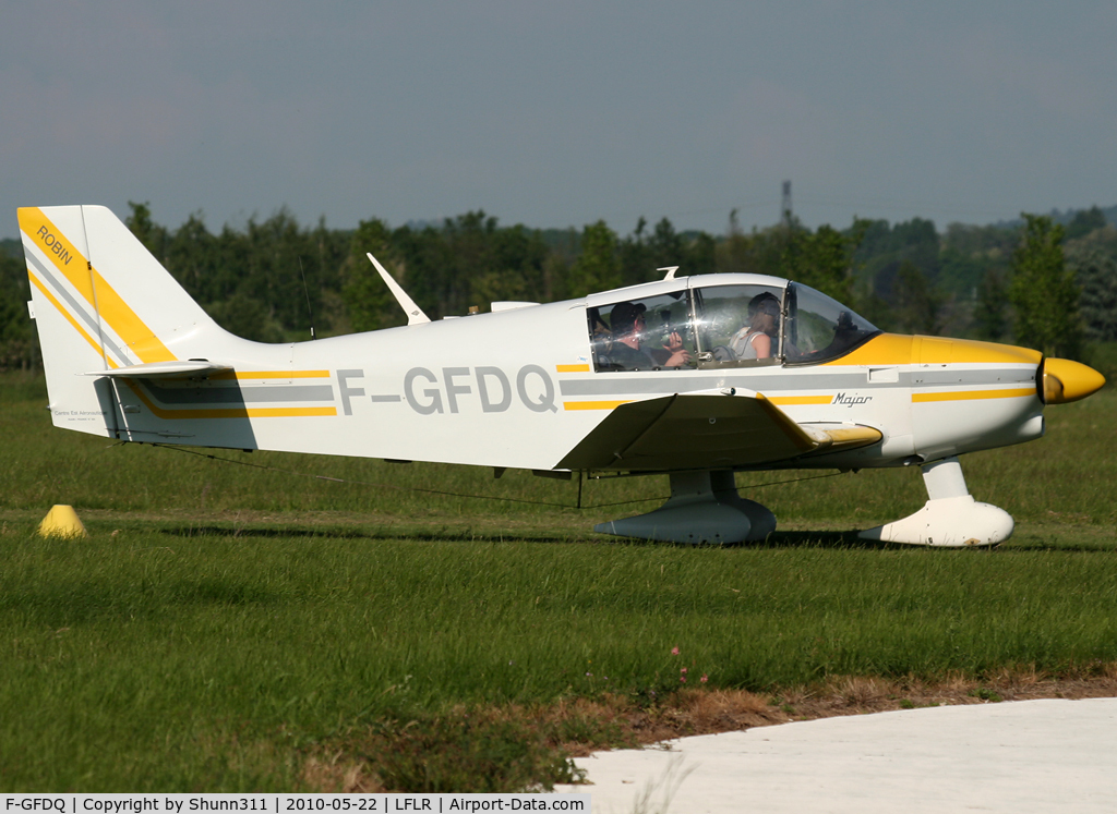 F-GFDQ, Robin DR-360 Chevalier C/N 524, Taxiing for a first flight with children on board...