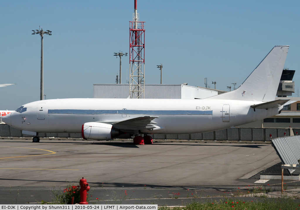 EI-DJK, 1989 Boeing 737-382 C/N 24365, Stored in all white c/s and no titles... Ex. KD Avia