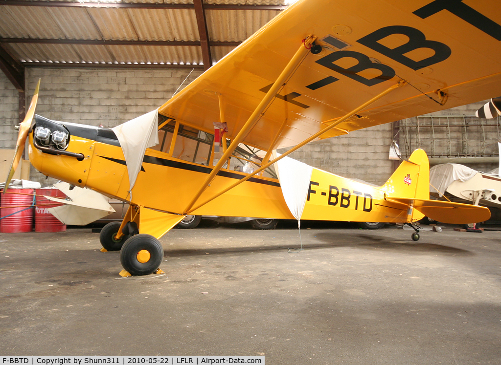 F-BBTD, 1945 Piper L-4J Grasshopper (J3C-65D) C/N 13148, Hangared...