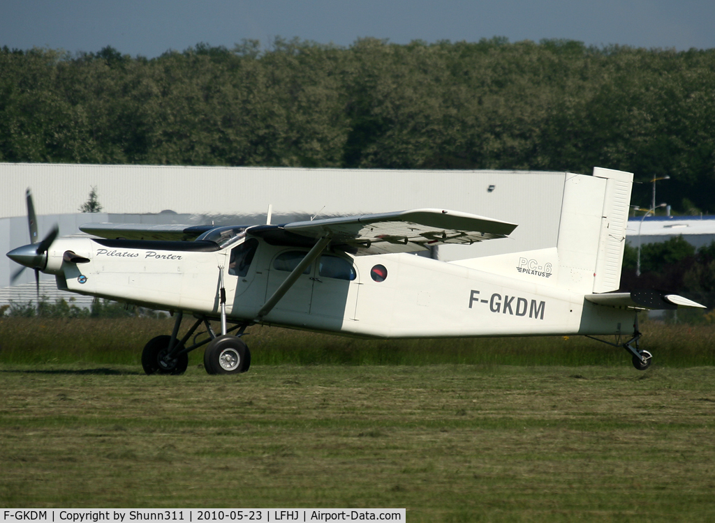 F-GKDM, Pilatus PC-6/B2-H2 C/N 670, Taking off for a new paratrooping flight...
