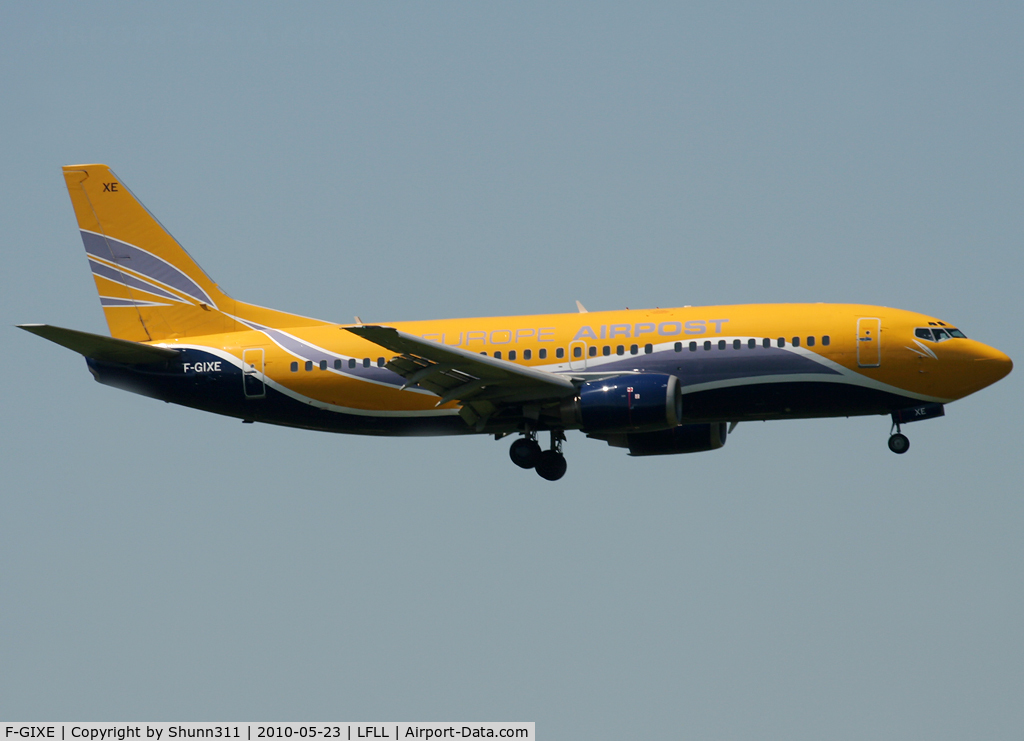 F-GIXE, 1992 Boeing 737-3B3QC C/N 26850, Landing rwy 32L