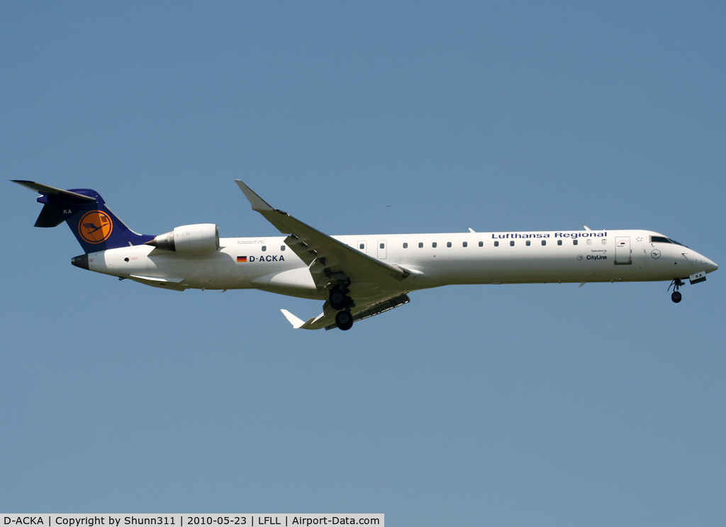 D-ACKA, 2006 Bombardier CRJ-900LR (CL-600-2D24) C/N 15072, Landing rwy 36R