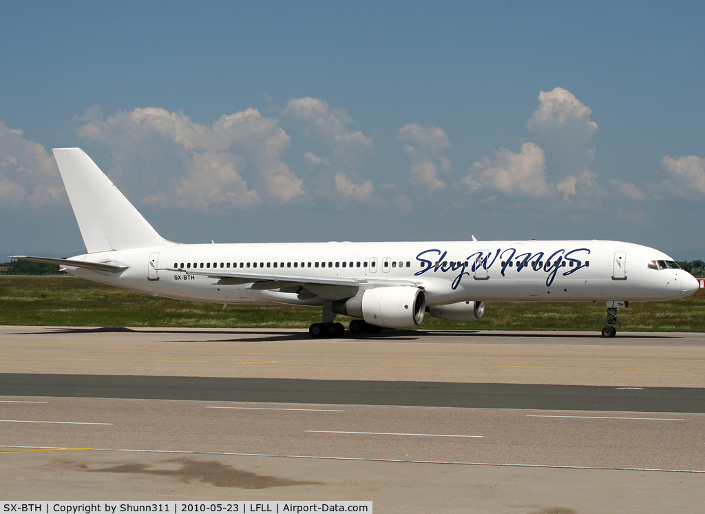 SX-BTH, 1993 Boeing 757-29J C/N 27204, Taxiing holding point rwy 36L for departure... Air Mediterranee flight...
