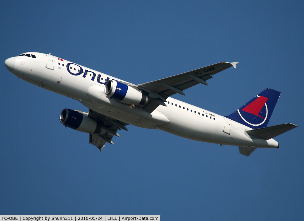 TC-OBE, 1995 Airbus A320-232 C/N 0471, Taking off rwy 18R