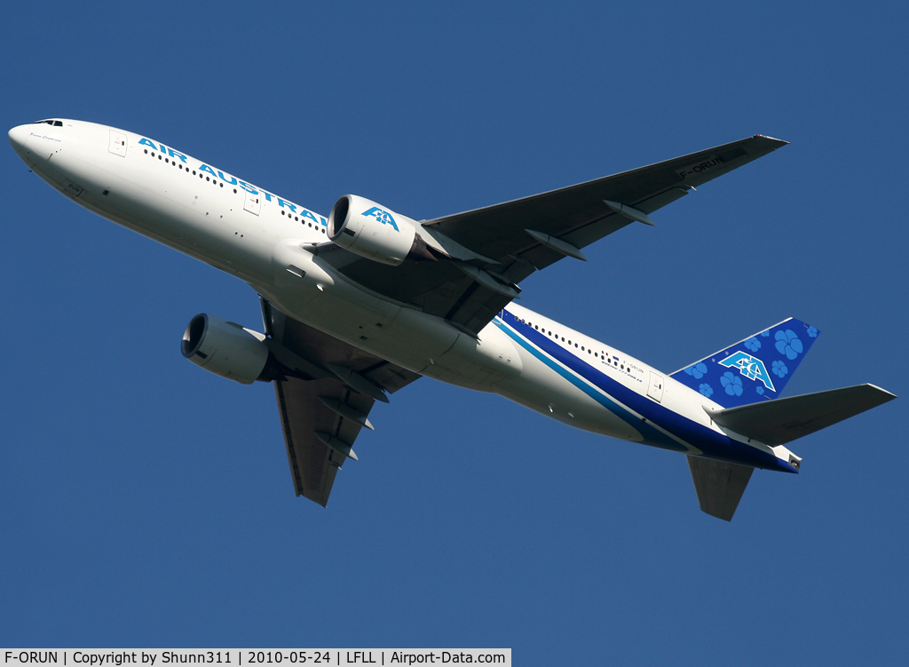 F-ORUN, 1999 Boeing 777-2Q8/ER C/N 28676, Taking off rwy 18R