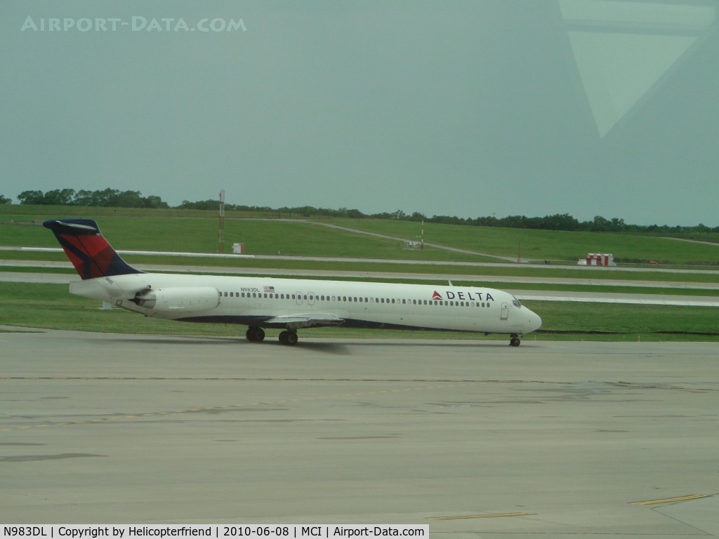 N983DL, 1991 McDonnell Douglas MD-88 C/N 53274, Taxiing to 19R
