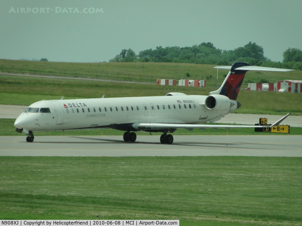 N908XJ, 2007 Bombardier CRJ-900ER (CL-600-2D24) C/N 15140, Delta Connection taxiing to Terminal from 19R
