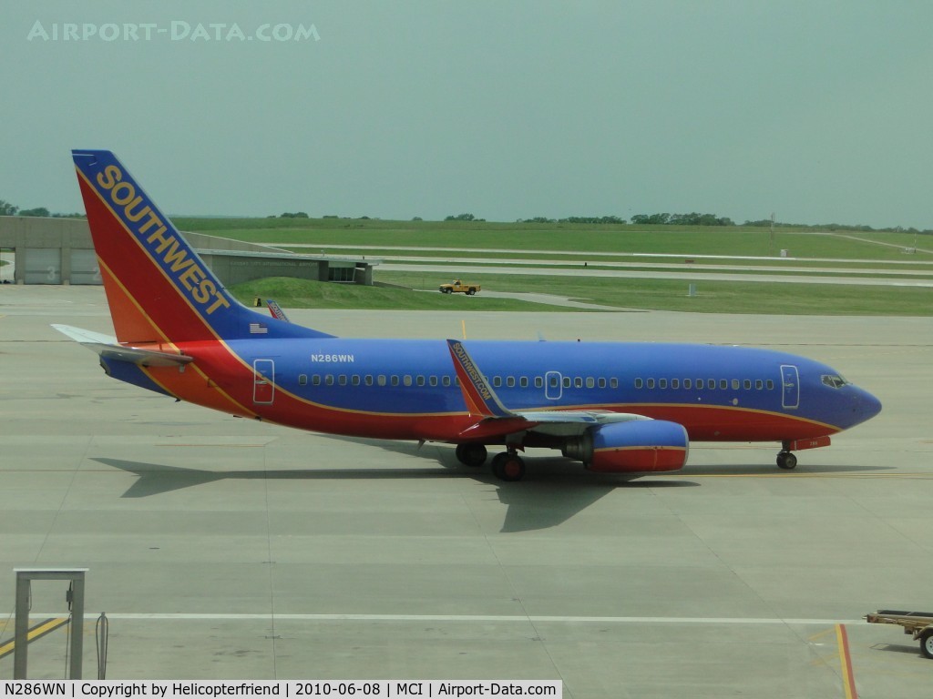 N286WN, 2004 Boeing 737-7H4 C/N 32471, Taxiing to 19R for take off