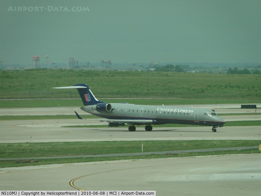 N510MJ, 2003 Bombardier CRJ-700 (CL-600-2C10) Regional Jet C/N 10101, Taxiing to terminal