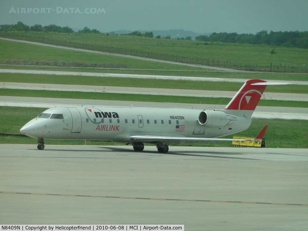 N8409N, 2000 Canadair CRJ-200LR (CL-600-2B19) C/N 7409, NWA Airlink taxiing to terminal